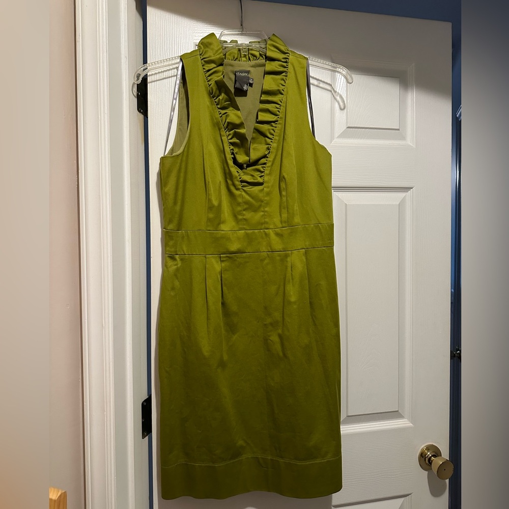 🌿 Taylor Green Sleeveless Dress – Ruffled Neck – Elegant & Flattering!